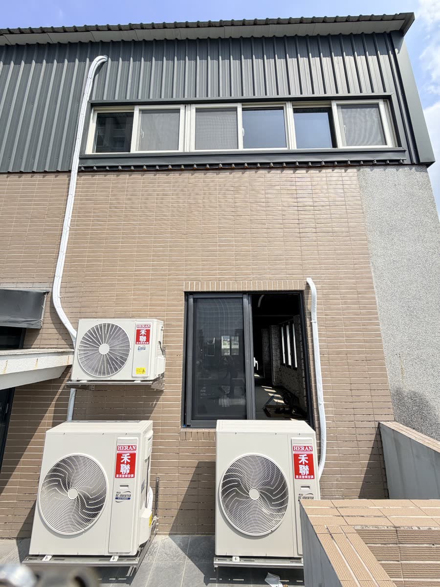 外牆上排整齊的室外機